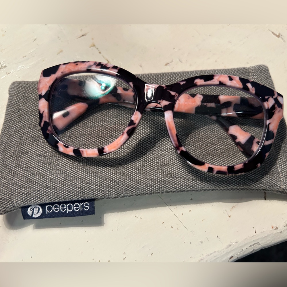 Peepers Pink and Black Women's Glasses
Strength is 1.50